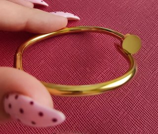 Pulsera dorada estilo clavo
