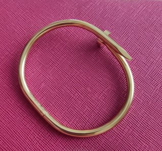 Pulsera dorada estilo clavo
