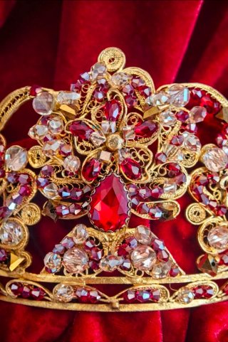 Tiara Diadema Dorada con Piedras Rojas