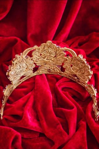 Tiara Diadema Dorada con Piedras Rojas