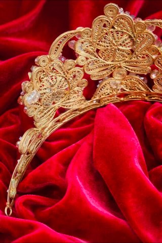 Tiara Diadema Dorada con Piedras Rojas