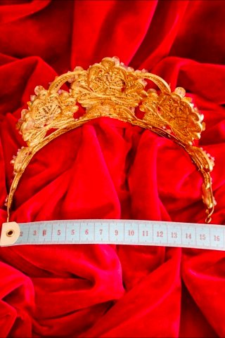 Tiara Diadema Dorada con Piedras Rojas