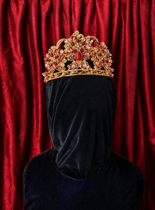 Tiara Diadema Dorada con Piedras Rojas