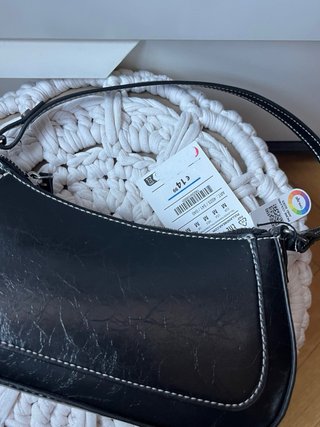 Bolso negro Pull&Bear con etiqueta
