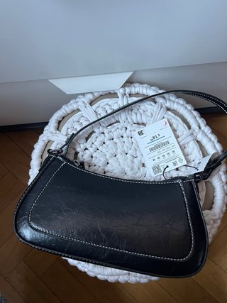 Bolso negro Pull&Bear con etiqueta