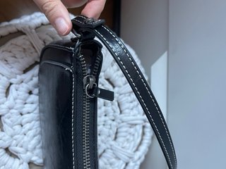 Bolso negro Pull&Bear con etiqueta