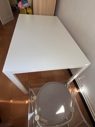 Mesa blanca de madera.