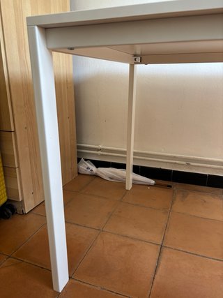 Mesa blanca de madera.