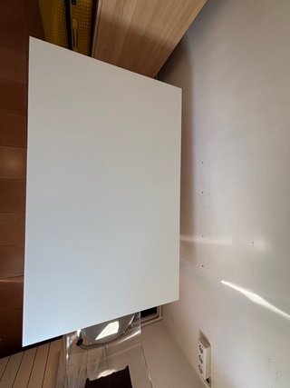 Mesa blanca de madera.