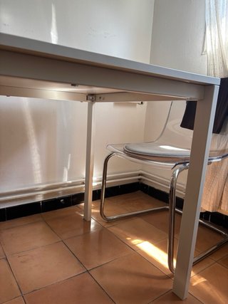 Mesa blanca de madera.