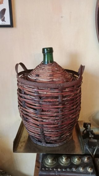 Antigua Garrafa de Cristal con Cesta de Hierro.
