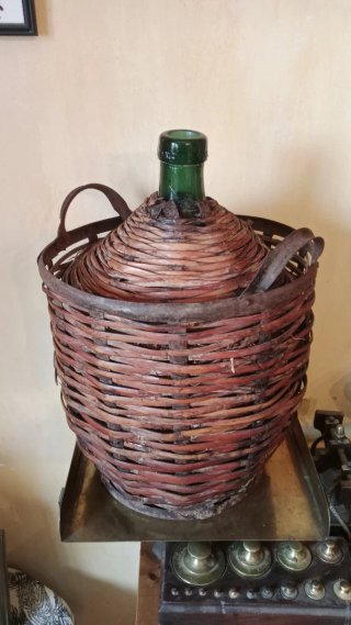Antigua Garrafa de Cristal con Cesta de Hierro.