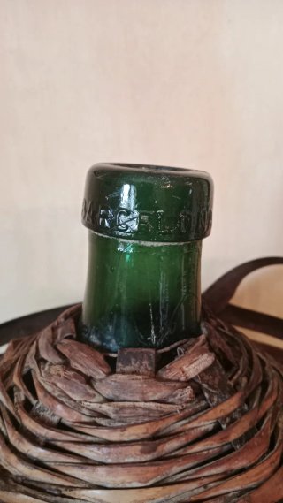 Antigua Garrafa de Cristal con Cesta de Hierro.