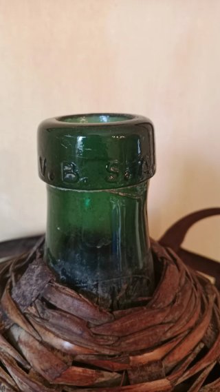Antigua Garrafa de Cristal con Cesta de Hierro.