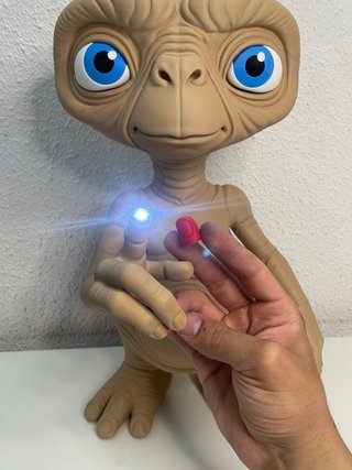 Figura E.T. 40cm con luz en dedo