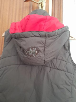 Chaleco marrón y rojo