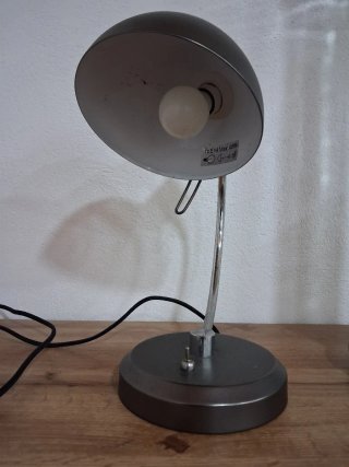 Lámpara de mesa metálica gris