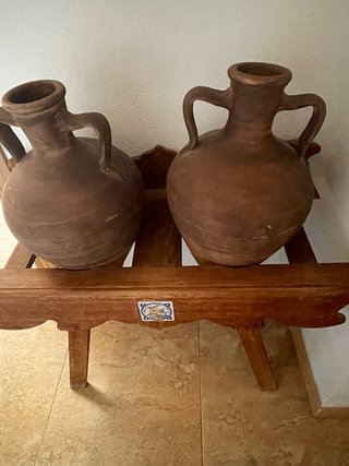 Cantarera rústica de terracota y madera