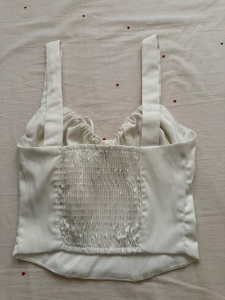 Top Bershka blanco con lazada