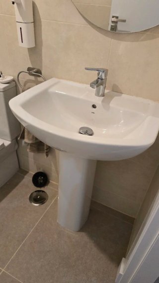 Lavabo con pie de porcelana