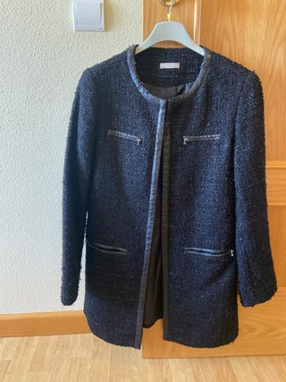 Elegante abrigo negro con un poquito brillo