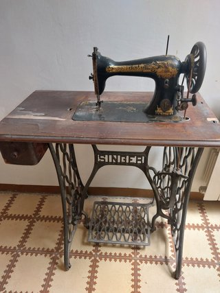 Máquina de Coser Singer Antigua con Mueble