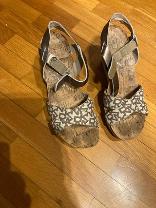Sandalias DKNY Beige/Oro Talla 39