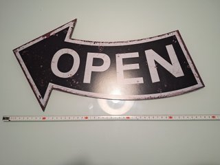 Cartel "OPEN" Flecha sobre base de madera