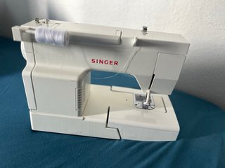 Máquina de coser Singer blanca