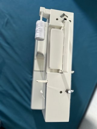 Máquina de coser Singer blanca