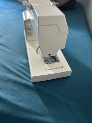 Máquina de coser Singer blanca