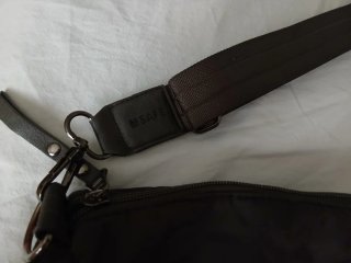 Bolso bandolera marrón acolchado