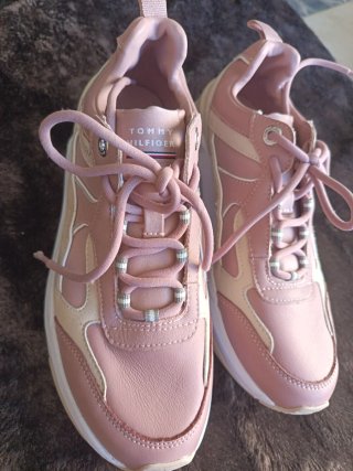 Zapatillas deportivas rosas y beige