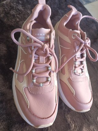 Zapatillas deportivas rosas y beige