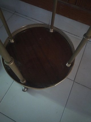 Mesita auxiliar redonda dorada y madera