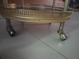 Mesita auxiliar redonda dorada y madera