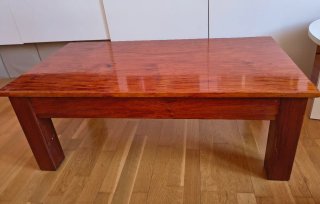 Mesa de centro de madera única, de carpinteria.