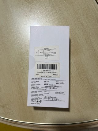 Traductor de voz plateado y blanco