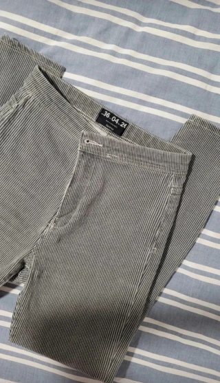 Pantalones pitillo grises