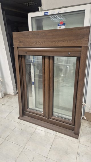 Ventana PVC Nogal con persiana