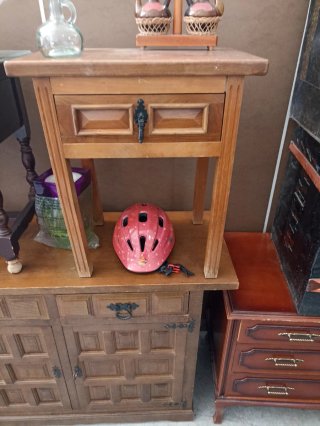 Mesita de noche de madera con cajón