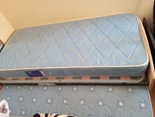 Cama nido con los colchones y mueble