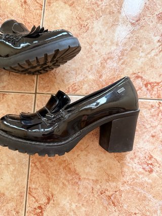 Zapatos Mustang tacón negros charol talla 40