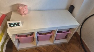 Estantería Ikea blanca con cubos rosas