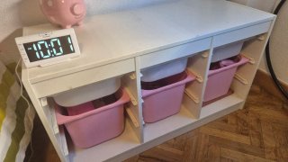 Estantería Ikea blanca con cubos rosas