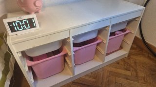 Estantería Ikea blanca con cubos rosas