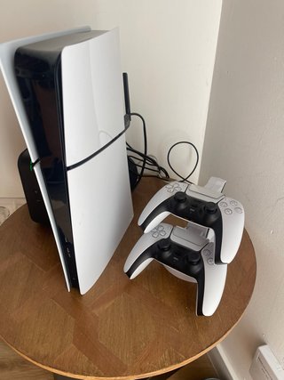 PS5 slim 1TO COMO NUEVA!! Con 2 mandos!