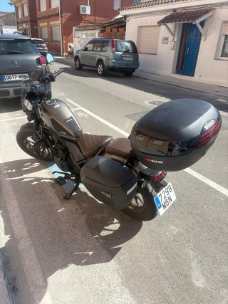Moto Cruiser Negra y Marrón