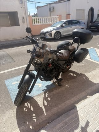 Moto Cruiser Negra y Marrón