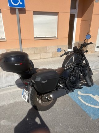 Moto Cruiser Negra y Marrón